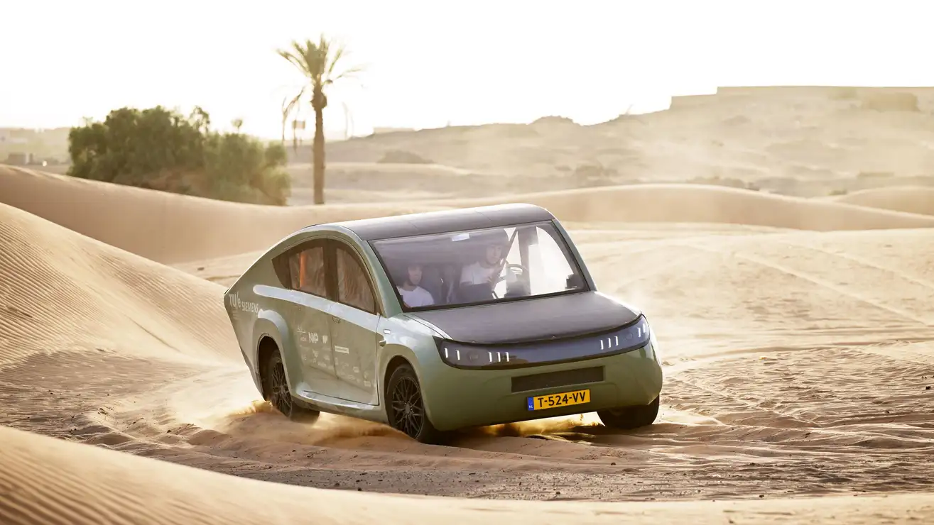 Solar-powered vehicle travels from Morocco to the Sahara desert without a single charging station.
