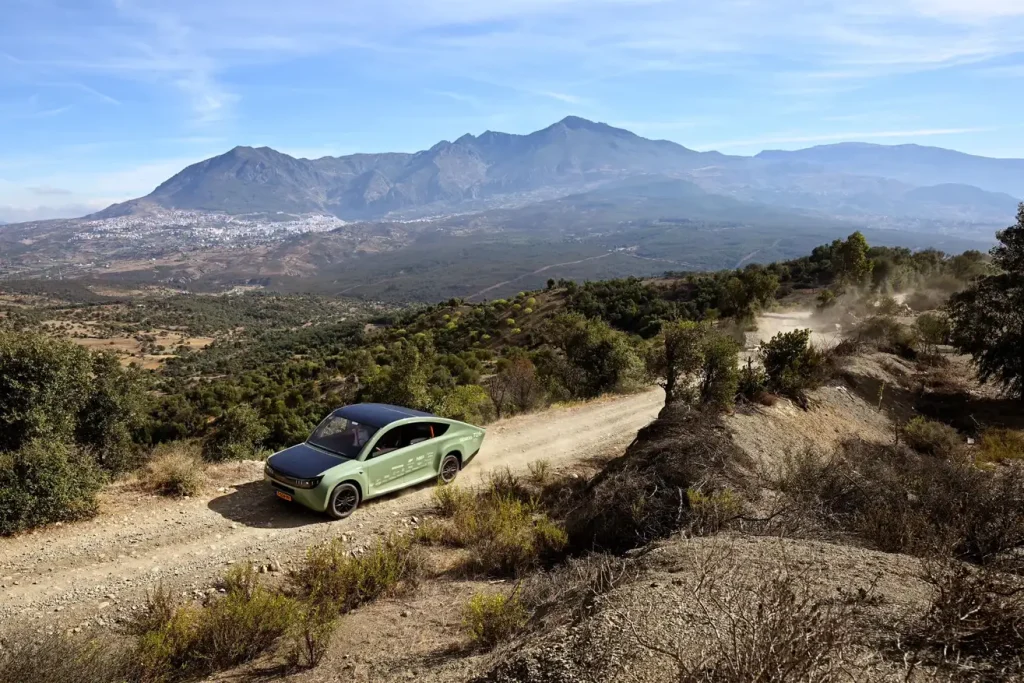 Solar-powered vehicle travels from Morocco to the Sahara desert without a single charging station.